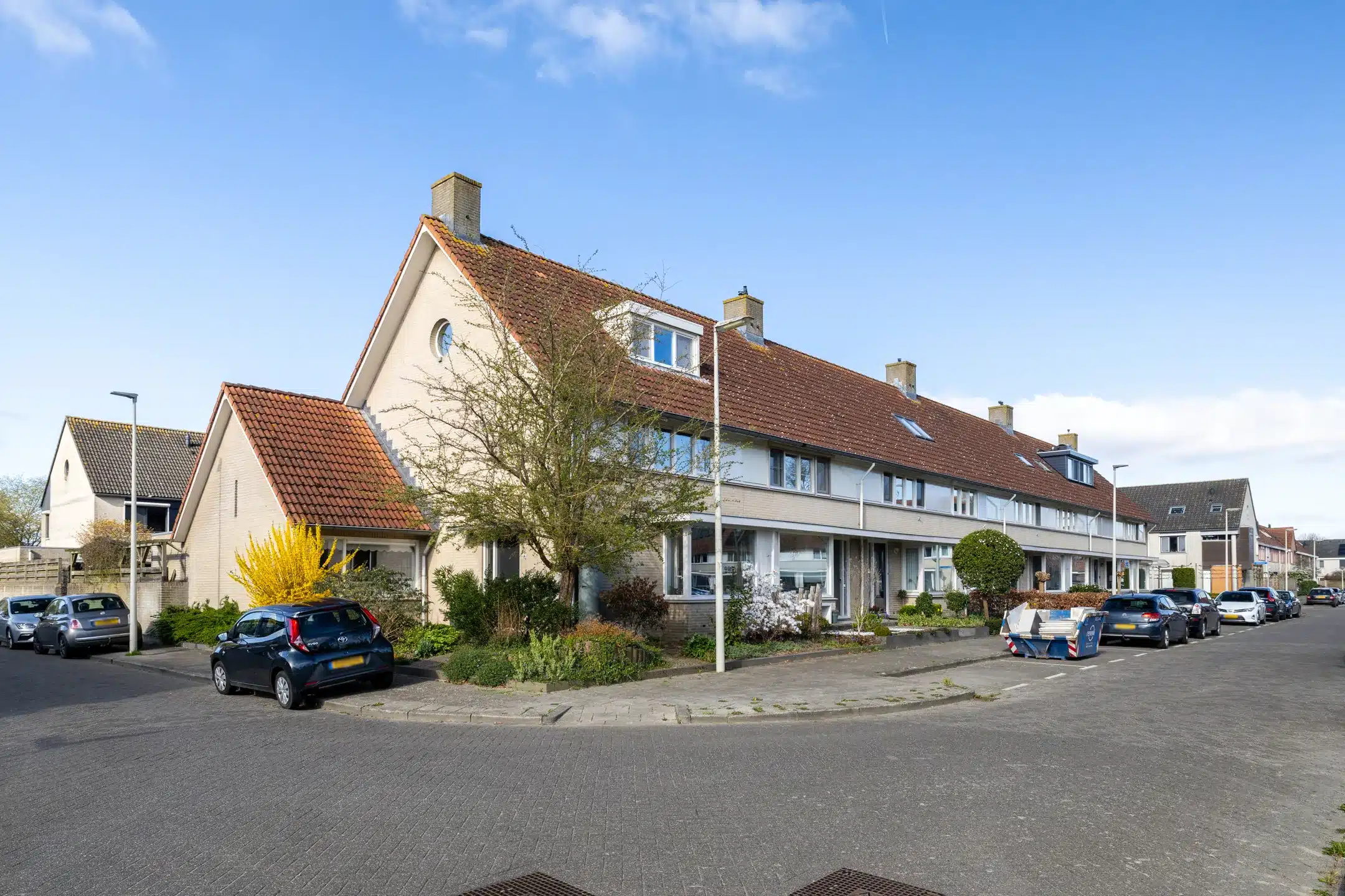 rijtjes huis in ruime straat