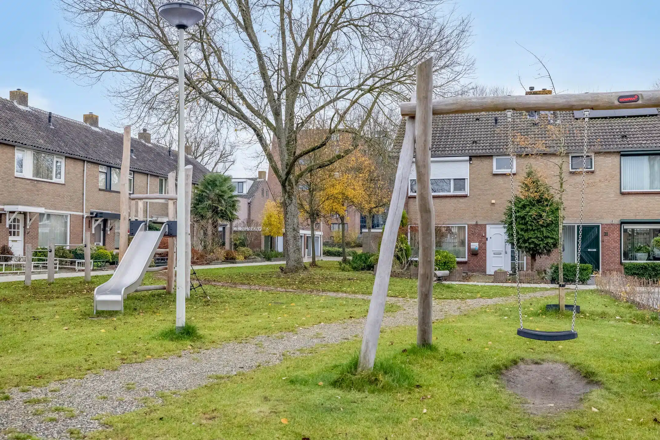speeltuin in woonwijk met veel groen